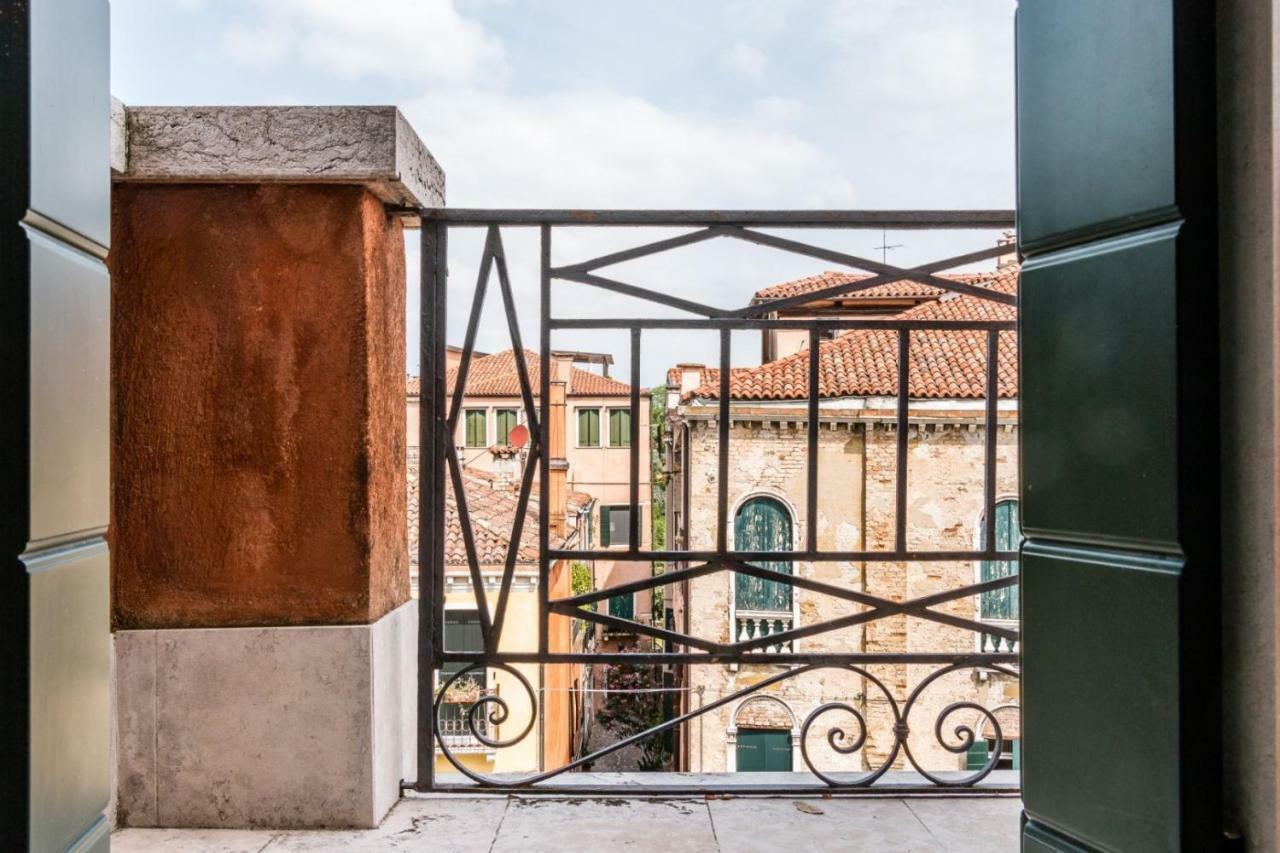 Carmini Canal View And Balcony With Lift Венеция Екстериор снимка